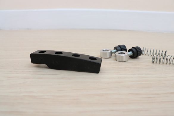 Adapter for lens sharpening on a sharpener with a rotating mechanism